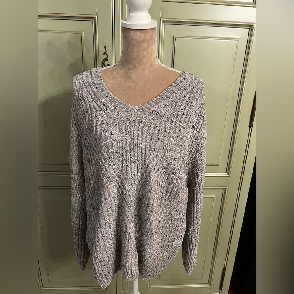 Calvin Klein- V-neck, Grey Tweed-like textured chenille sweater. Size- 1X.